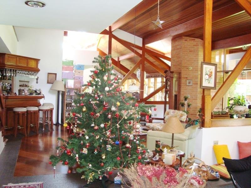 CASA DE ALTO PADRÃO NO TREMEMBÉ COM PISCINA E QUADRA, PRÓXIMO A NOVA CANTAREIRA.