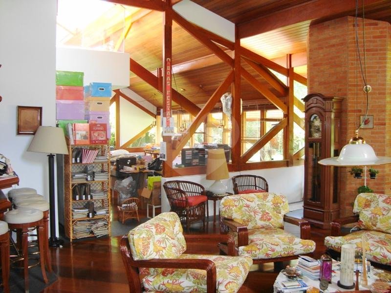CASA DE ALTO PADRÃO NO TREMEMBÉ COM PISCINA E QUADRA, PRÓXIMO A NOVA CANTAREIRA.