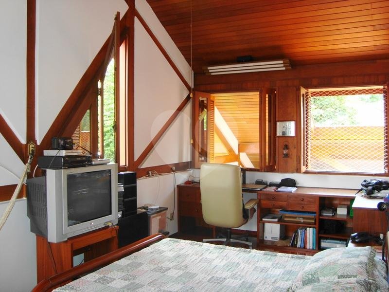 CASA DE ALTO PADRÃO NO TREMEMBÉ COM PISCINA E QUADRA, PRÓXIMO A NOVA CANTAREIRA.