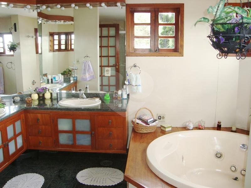 CASA DE ALTO PADRÃO NO TREMEMBÉ COM PISCINA E QUADRA, PRÓXIMO A NOVA CANTAREIRA.
