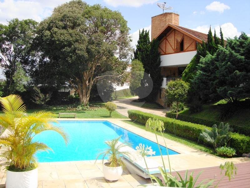 CASA DE ALTO PADRÃO NO TREMEMBÉ COM PISCINA E QUADRA, PRÓXIMO A NOVA CANTAREIRA.