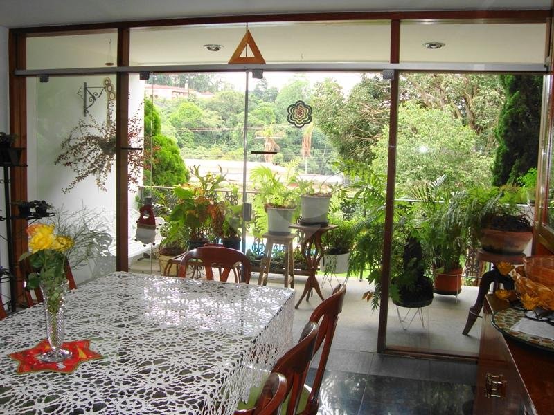 CASA DE ALTO PADRÃO NO TREMEMBÉ COM PISCINA E QUADRA, PRÓXIMO A NOVA CANTAREIRA.