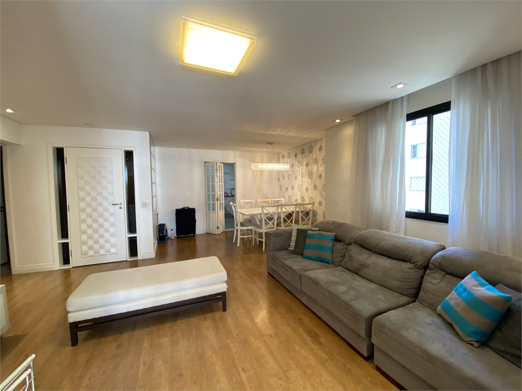 Apartamento na Região de Santa Terezinha com 143 metros de área útil com 4 dormitórios