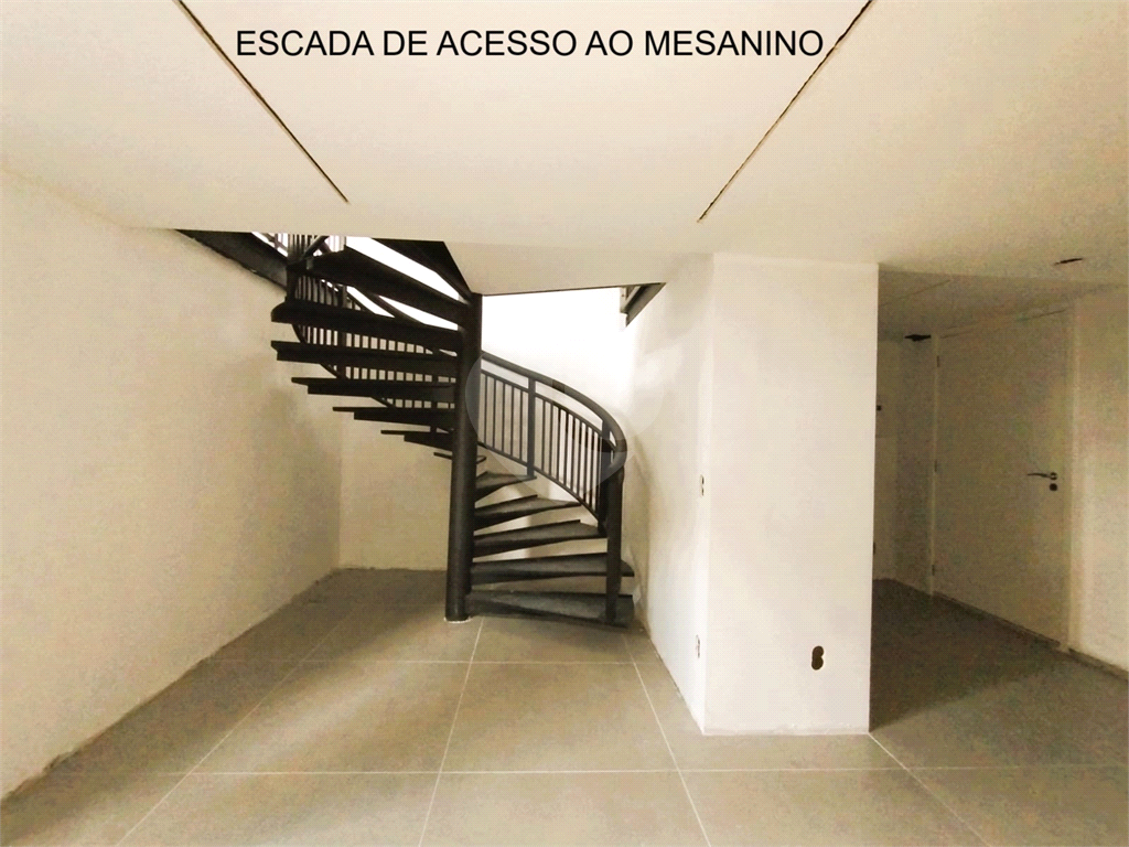 Escada de acesso mezanino