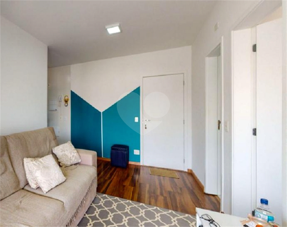 Apartamento no Cambuci, de 46m2  com 1 dormitório, cozinha com armários, sala com varanda e 1 vaga 