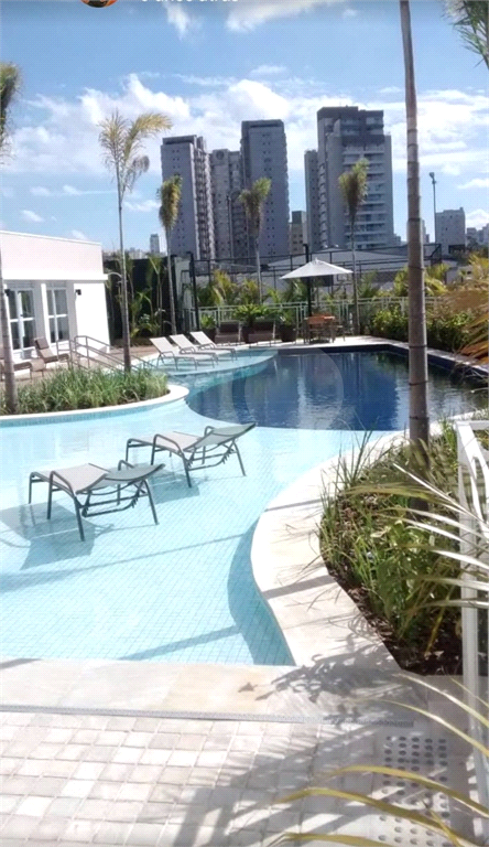 Apartamento no Cambuci, de 46m2  com 1 dormitório, cozinha com armários, sala com varanda e 1 vaga 