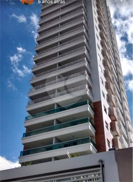 Apartamento no Cambuci, de 46m2  com 1 dormitório, cozinha com armários, sala com varanda e 1 vaga 