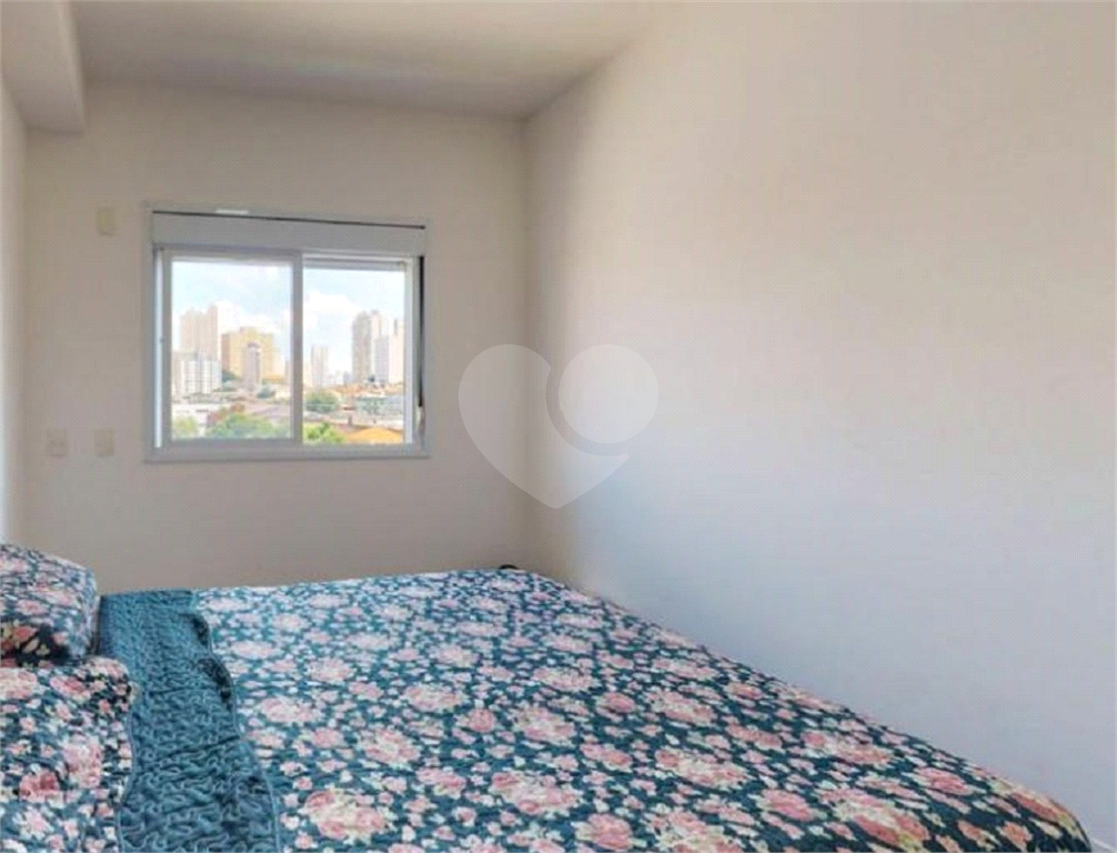 Apartamento no Cambuci, de 46m2  com 1 dormitório, cozinha com armários, sala com varanda e 1 vaga 