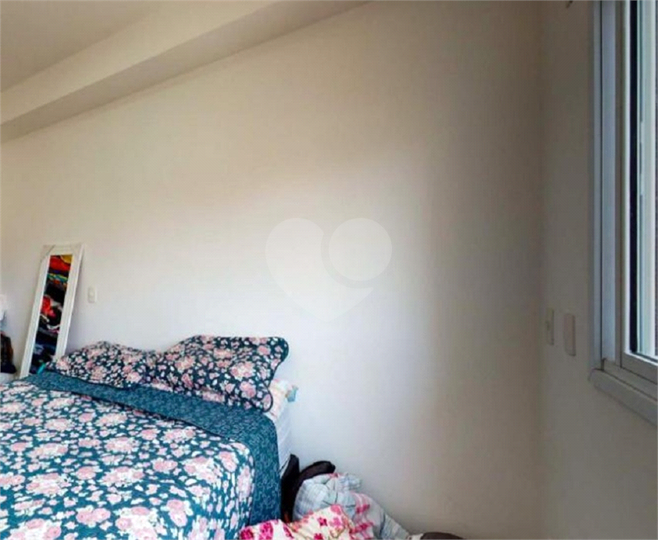 Apartamento no Cambuci, de 46m2  com 1 dormitório, cozinha com armários, sala com varanda e 1 vaga 