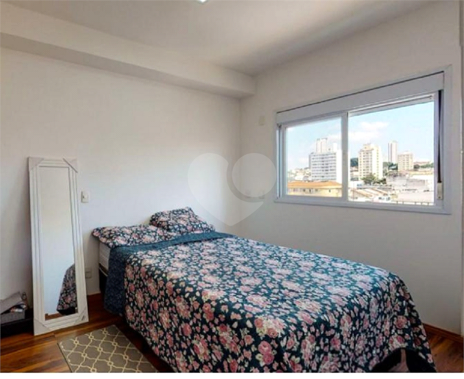 Apartamento no Cambuci, de 46m2  com 1 dormitório, cozinha com armários, sala com varanda e 1 vaga 