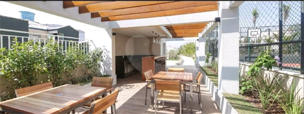 Apartamento no Cambuci, de 46m2  com 1 dormitório, cozinha com armários, sala com varanda e 1 vaga 