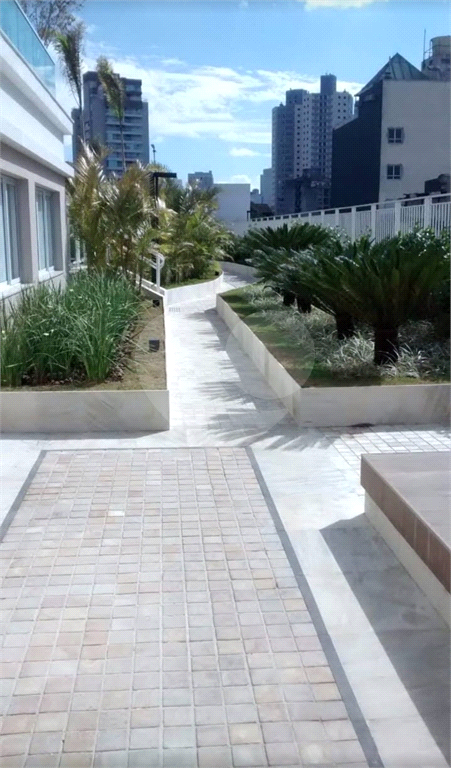 Apartamento no Cambuci, de 46m2  com 1 dormitório, cozinha com armários, sala com varanda e 1 vaga 