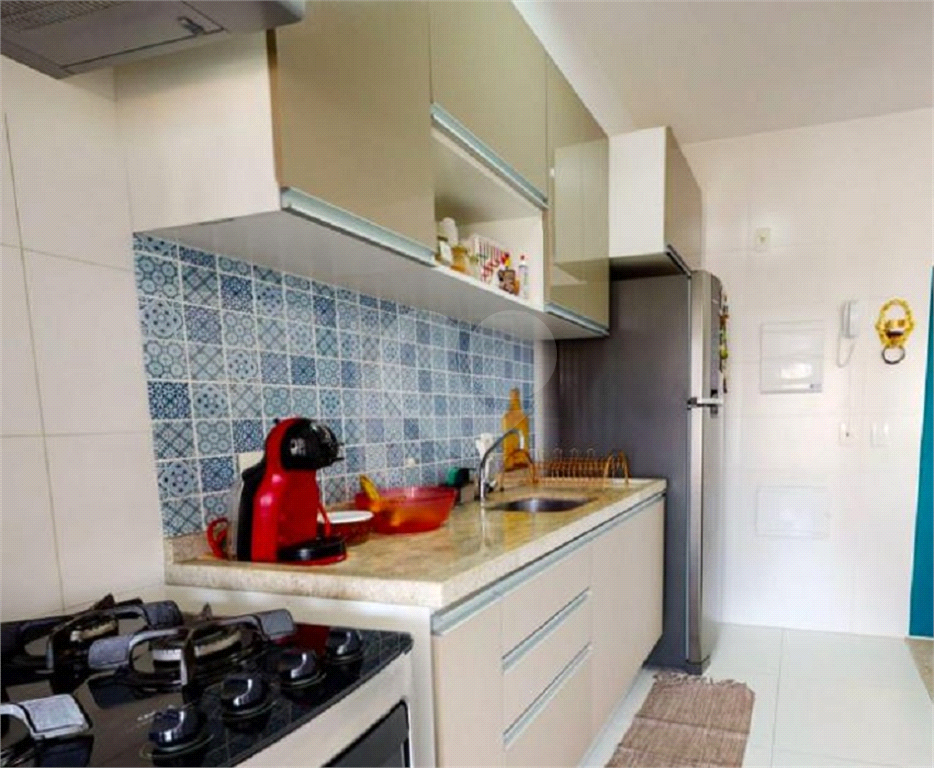 Apartamento no Cambuci, de 46m2  com 1 dormitório, cozinha com armários, sala com varanda e 1 vaga 