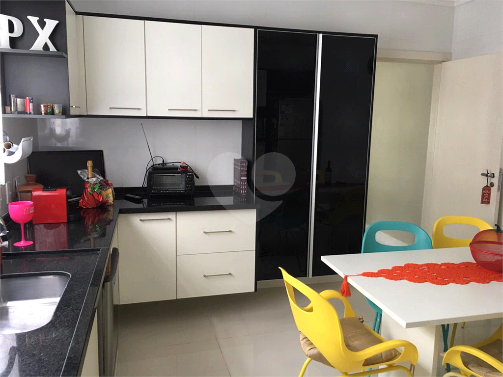 Sobrado a venda no bairro Água Fria com 4 quartos e 2 vagas