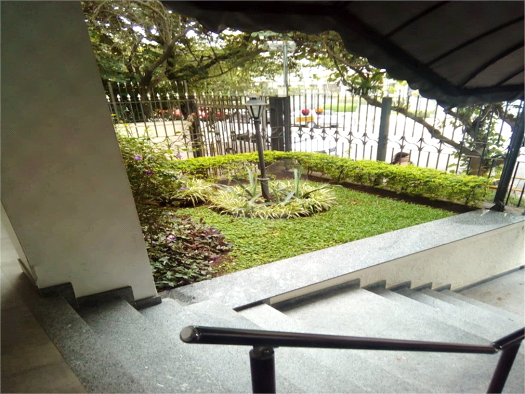 ocalização: atrás do Shopping Ibirapuera (5 quadras). Região muito bem localizada (segurança 