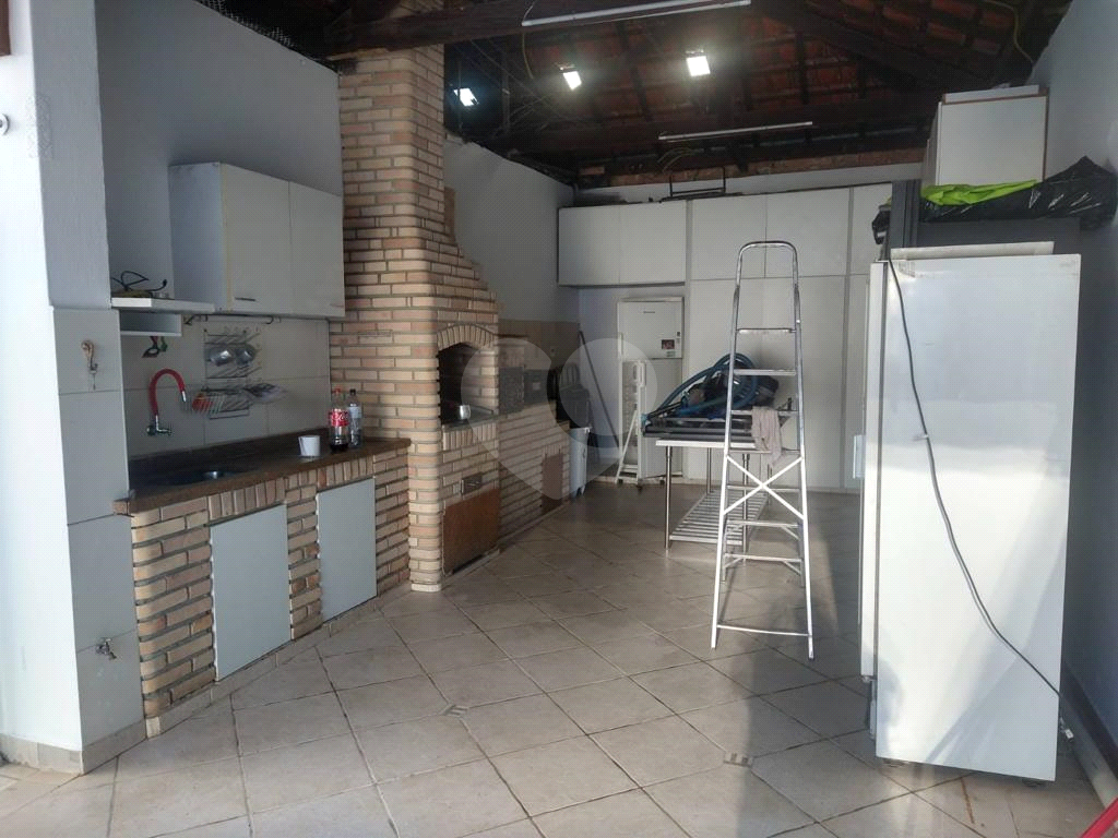 Casa Térrea com grande área externa !!