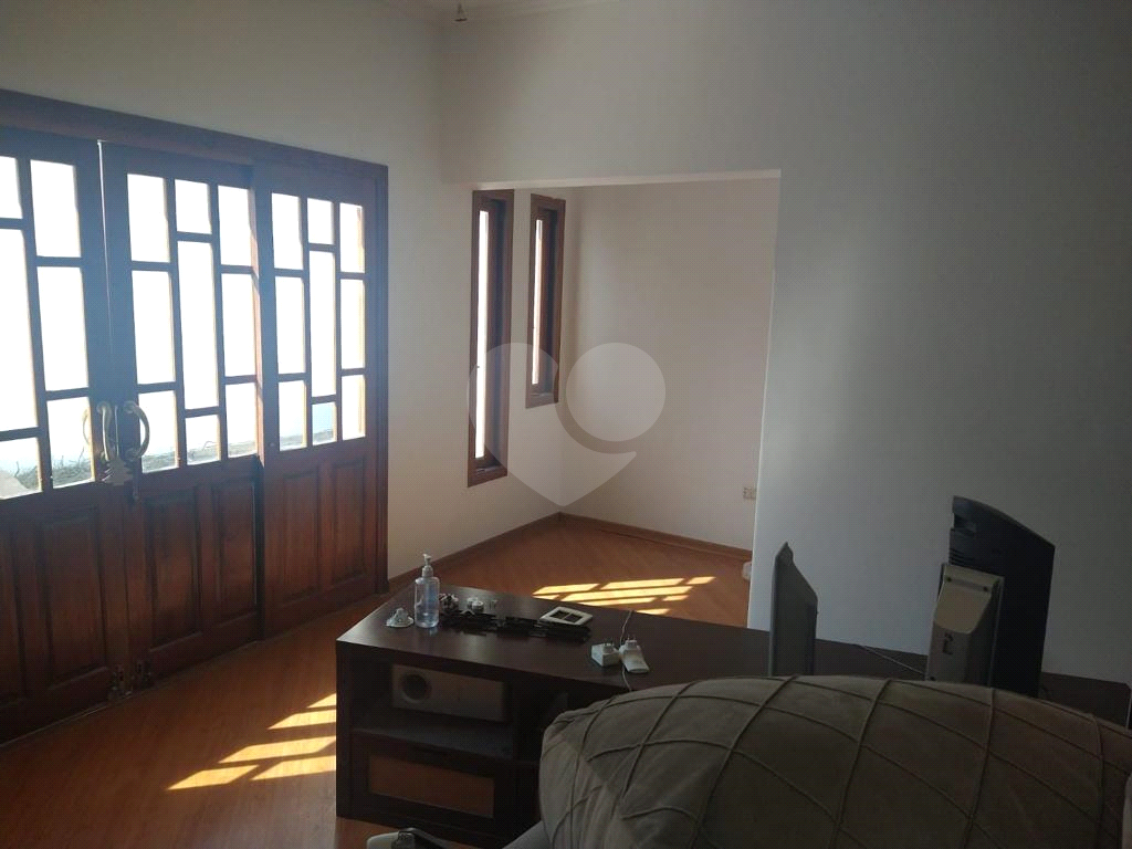 Casa Térrea com grande área externa !!