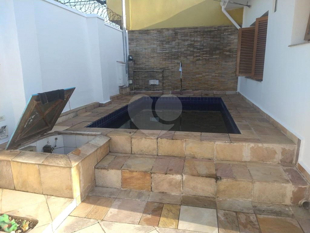 Casa Térrea com grande área externa !!
