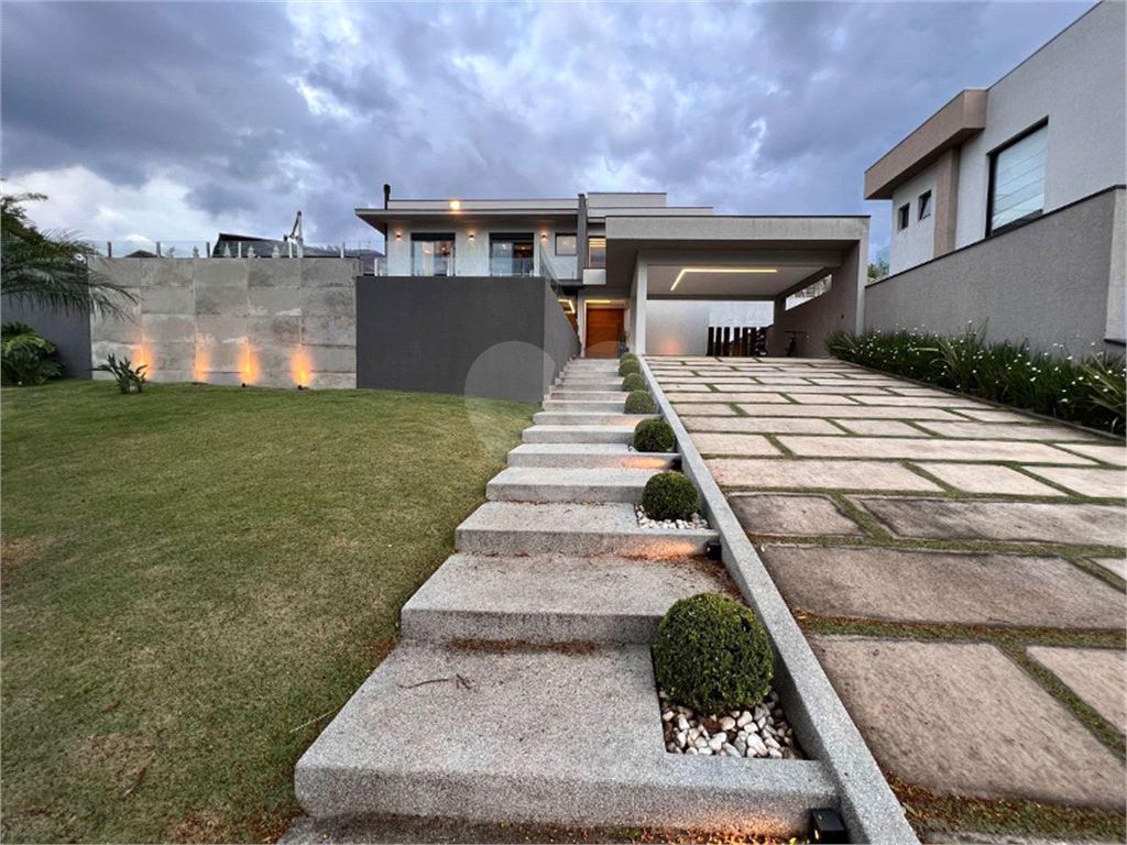 Linda Casa em Atibaia 4 suítes  mobiliada