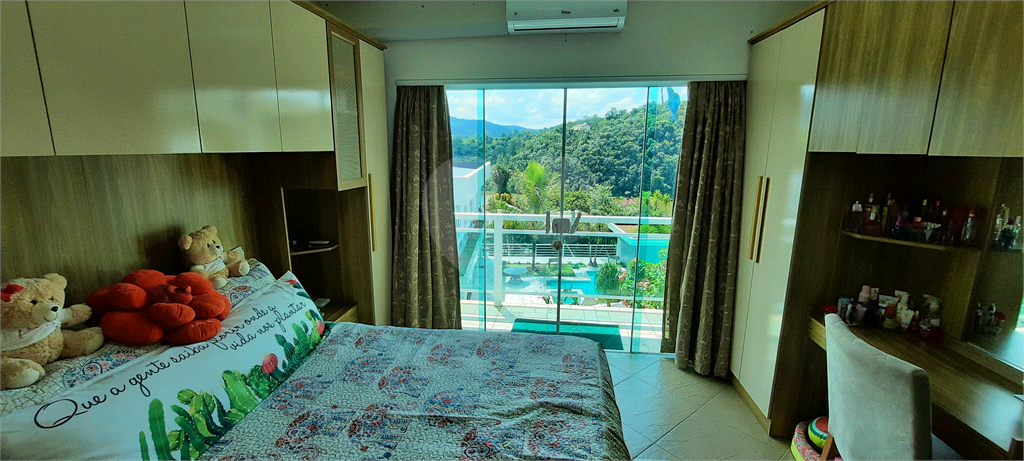 Casa Sobrado em Condomínio Fechado com Lago Particular