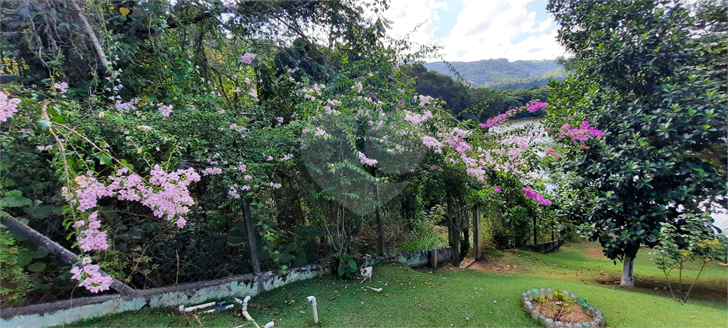 Casa Sobrado em Condomínio Fechado com Lago Particular