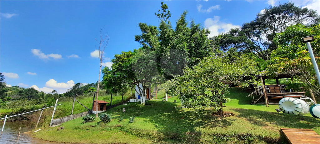 Casa Sobrado em Condomínio Fechado com Lago Particular