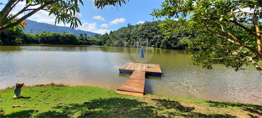 Casa Sobrado em Condomínio Fechado com Lago Particular