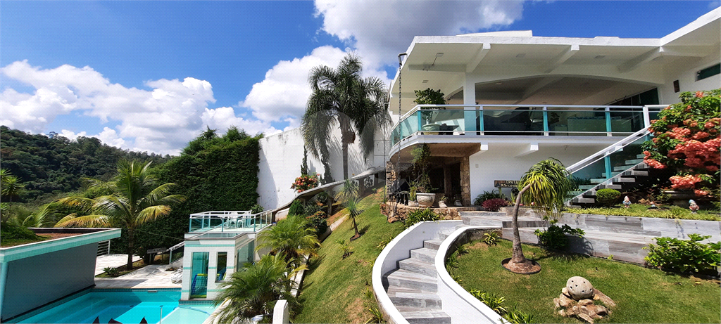 Casa Sobrado em Condomínio Fechado com Lago Particular