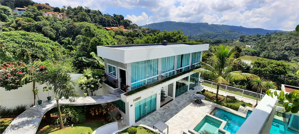 Casa Sobrado em Condomínio Fechado com Lago Particular