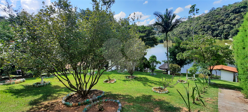Casa Sobrado em Condomínio Fechado com Lago Particular