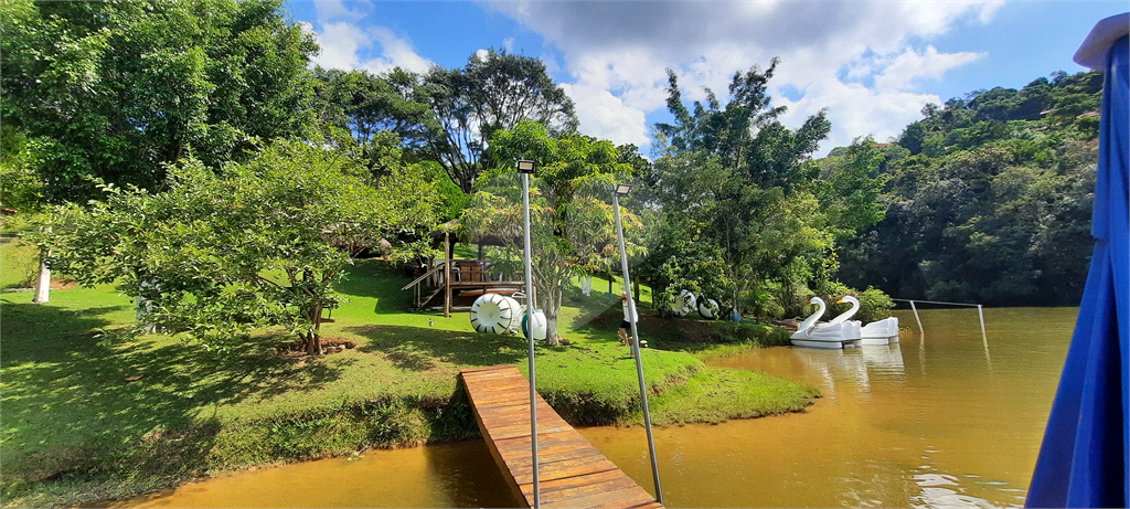 Casa Sobrado em Condomínio Fechado com Lago Particular