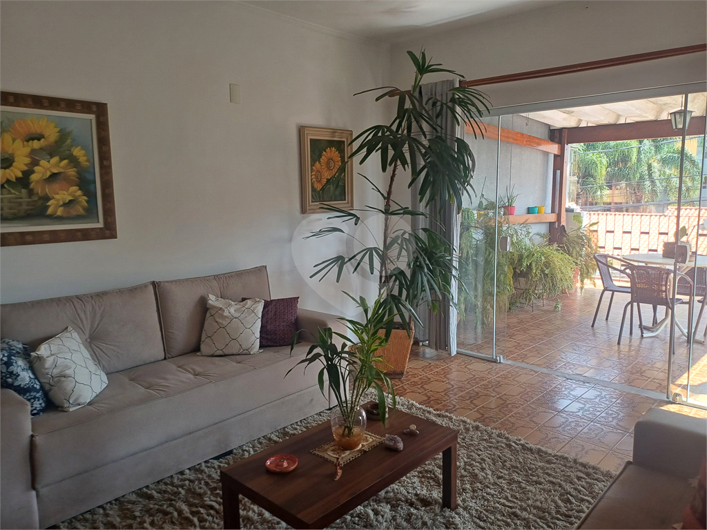 Casa com 4 dormitórios na Vila Aurora.