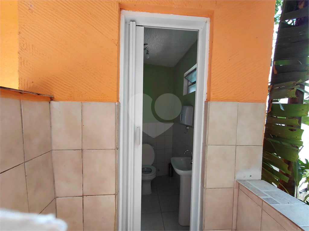 Apartamento de 74m² na Vila Ipojuca ampla sala de estar com vista livre e luz natural com 3 quartos.