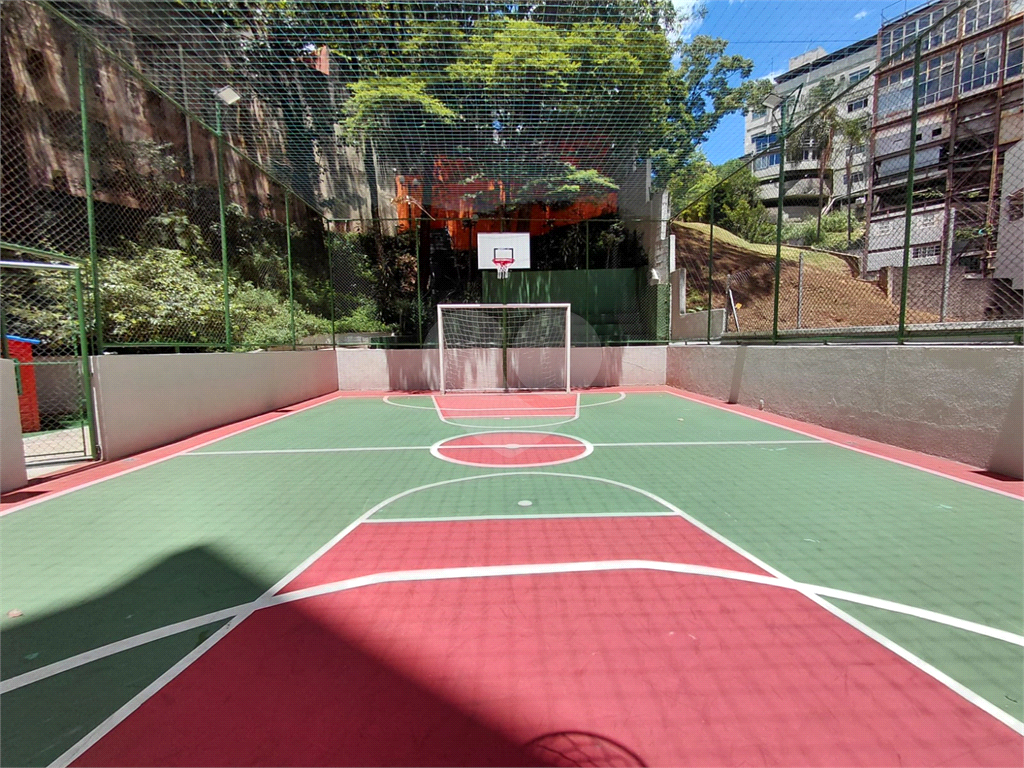 Apartamento de 74m² na Vila Ipojuca ampla sala de estar com vista livre e luz natural com 3 quartos.