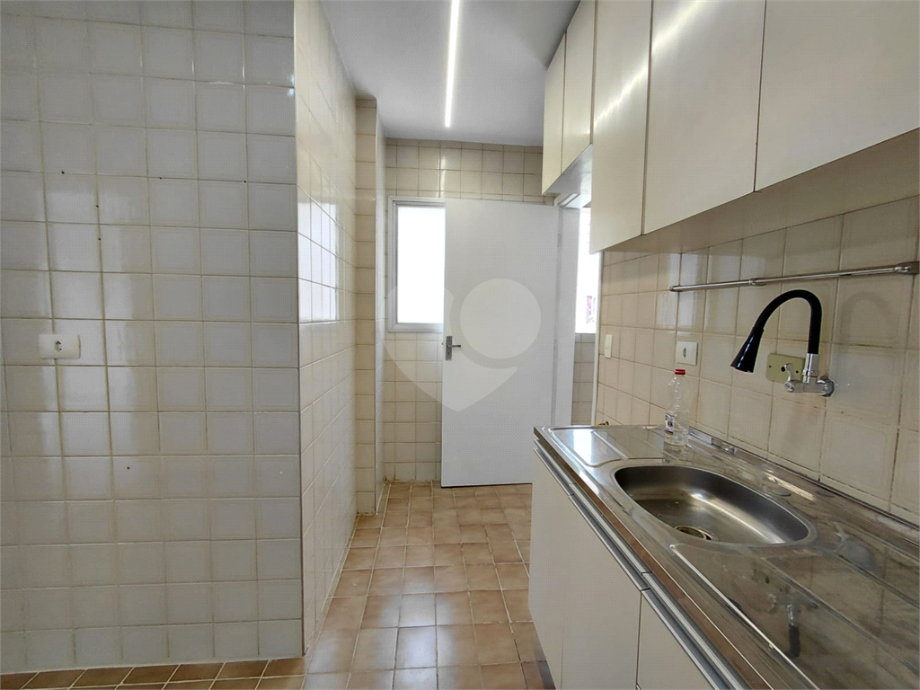 Apartamento de 74m² na Vila Ipojuca ampla sala de estar com vista livre e luz natural com 3 quartos.