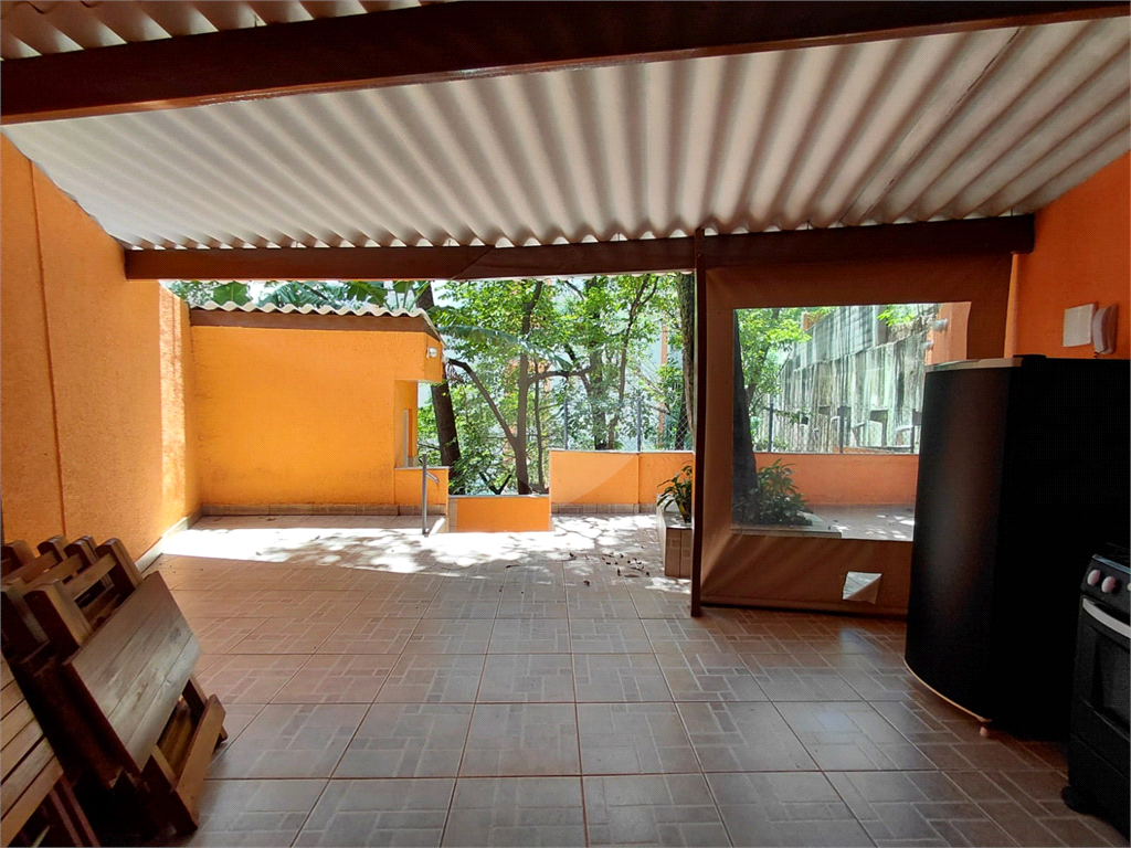 Apartamento de 74m² na Vila Ipojuca ampla sala de estar com vista livre e luz natural com 3 quartos.