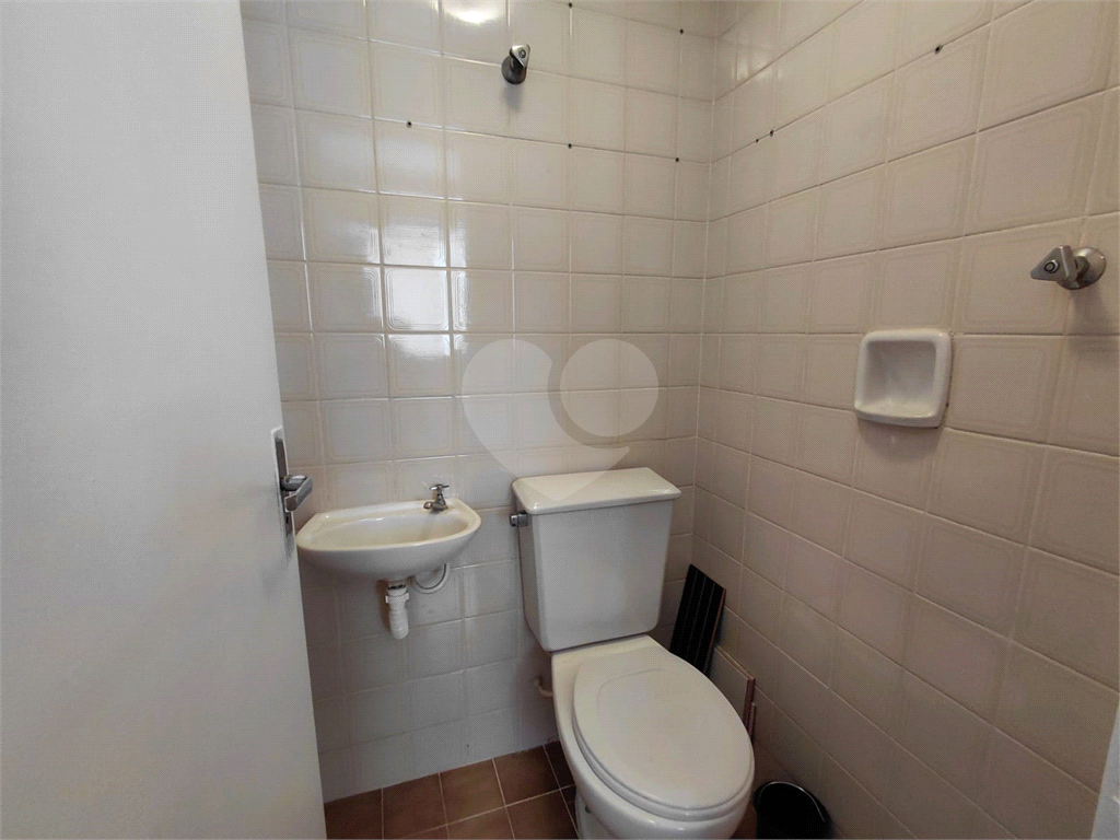 Apartamento de 74m² na Vila Ipojuca ampla sala de estar com vista livre e luz natural com 3 quartos.