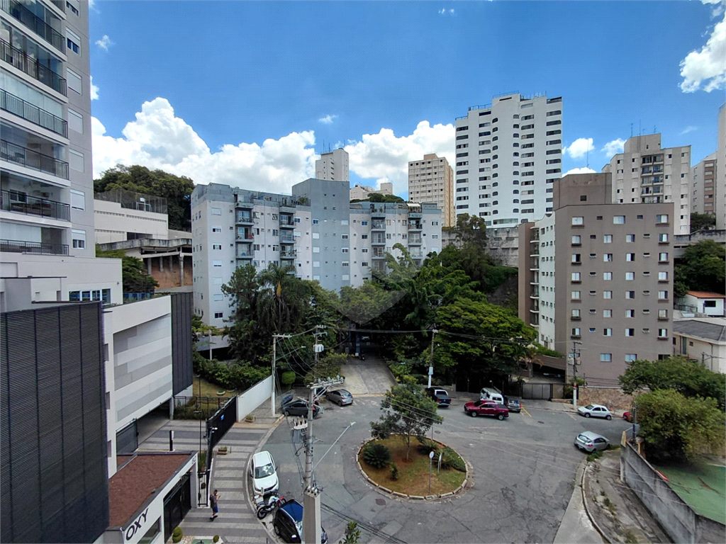 Apartamento de 74m² na Vila Ipojuca ampla sala de estar com vista livre e luz natural com 3 quartos.