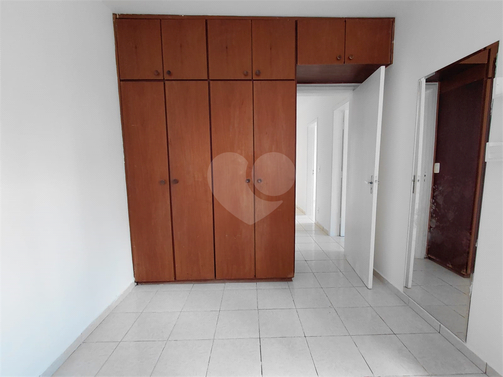 Apartamento de 74m² na Vila Ipojuca ampla sala de estar com vista livre e luz natural com 3 quartos.