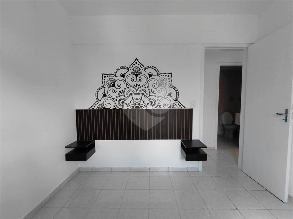 Apartamento de 74m² na Vila Ipojuca ampla sala de estar com vista livre e luz natural com 3 quartos.