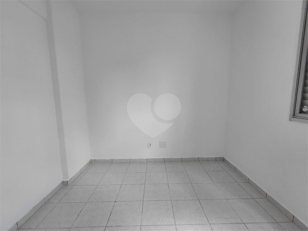 Apartamento de 74m² na Vila Ipojuca ampla sala de estar com vista livre e luz natural com 3 quartos.