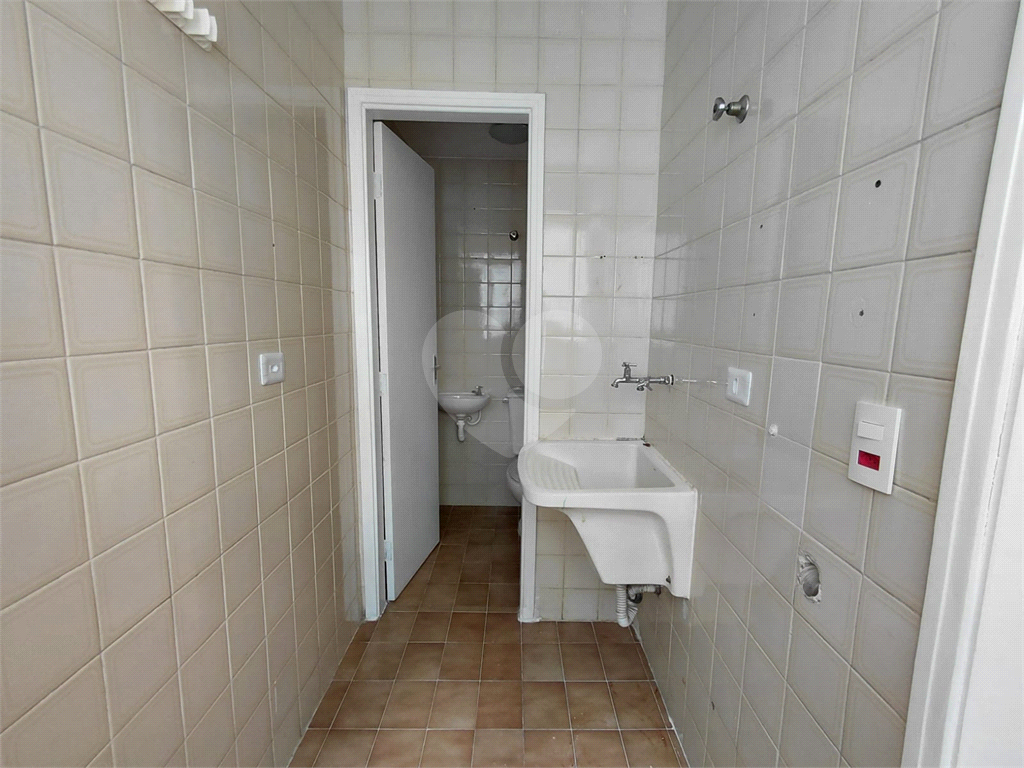 Apartamento de 74m² na Vila Ipojuca ampla sala de estar com vista livre e luz natural com 3 quartos.