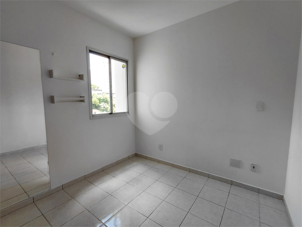 Apartamento de 74m² na Vila Ipojuca ampla sala de estar com vista livre e luz natural com 3 quartos.