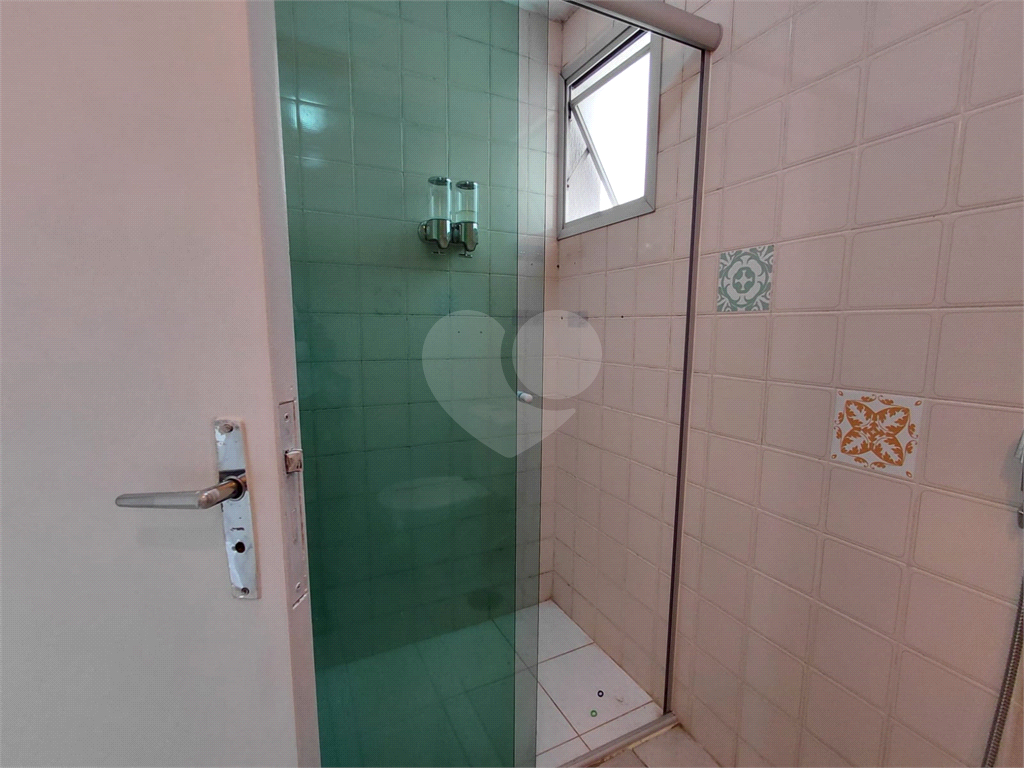 Apartamento de 74m² na Vila Ipojuca ampla sala de estar com vista livre e luz natural com 3 quartos.