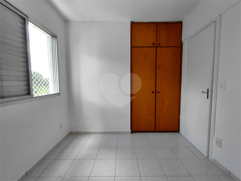 Apartamento de 74m² na Vila Ipojuca ampla sala de estar com vista livre e luz natural com 3 quartos.