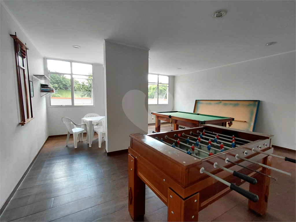 Apartamento de 74m² na Vila Ipojuca ampla sala de estar com vista livre e luz natural com 3 quartos.