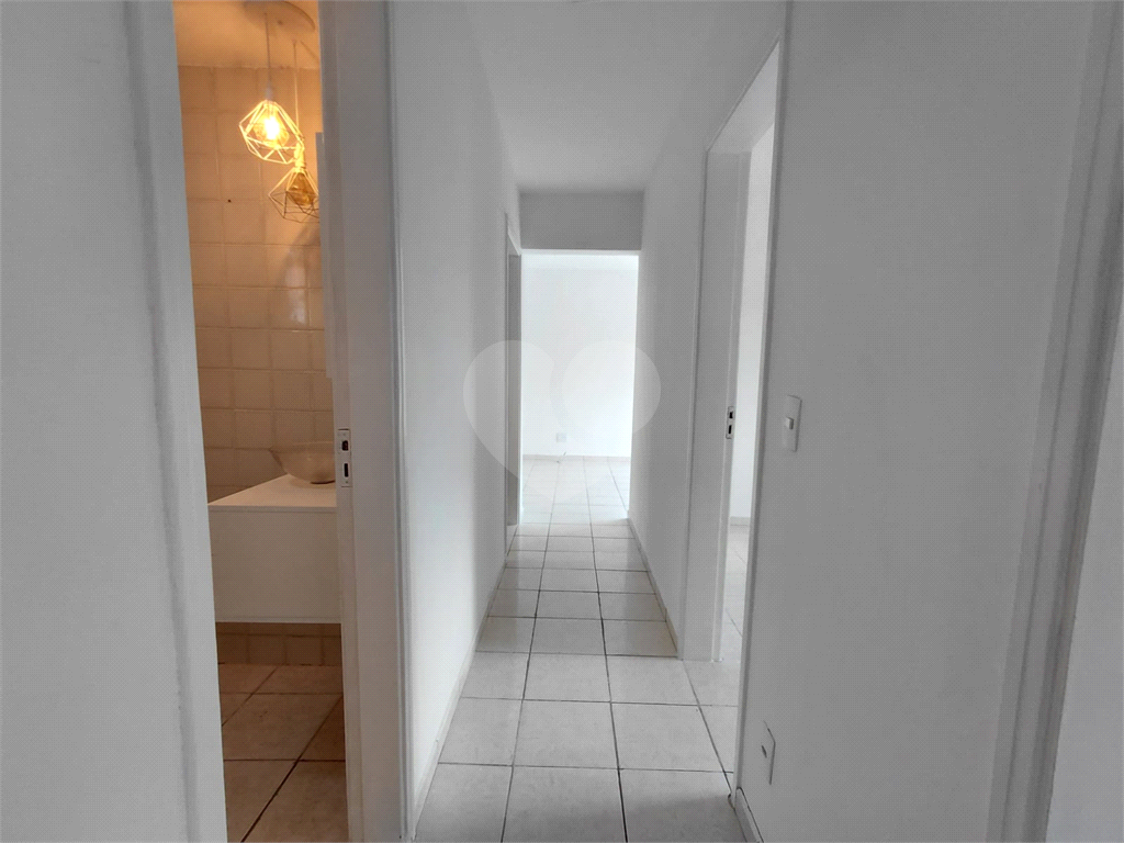 Apartamento de 74m² na Vila Ipojuca ampla sala de estar com vista livre e luz natural com 3 quartos.