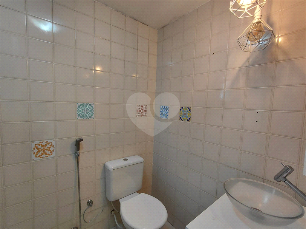 Apartamento de 74m² na Vila Ipojuca ampla sala de estar com vista livre e luz natural com 3 quartos.