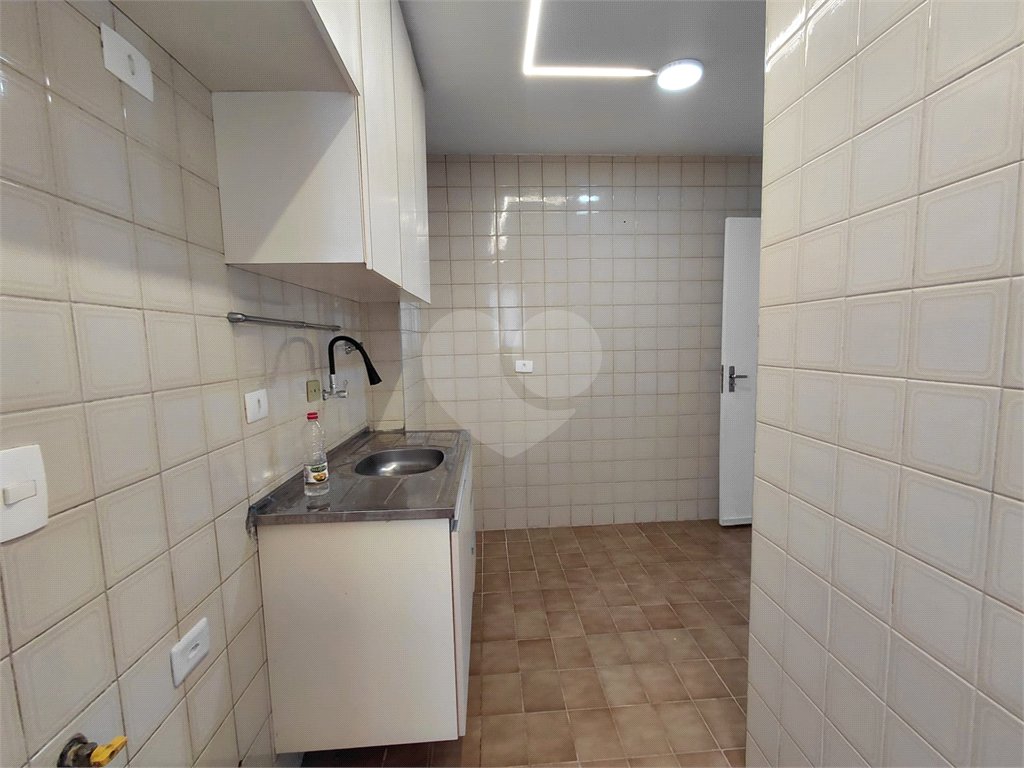 Apartamento de 74m² na Vila Ipojuca ampla sala de estar com vista livre e luz natural com 3 quartos.
