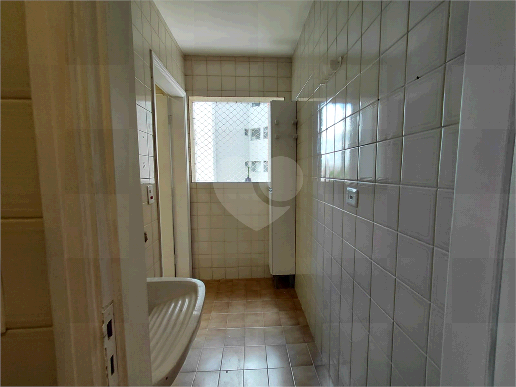 Apartamento de 74m² na Vila Ipojuca ampla sala de estar com vista livre e luz natural com 3 quartos.